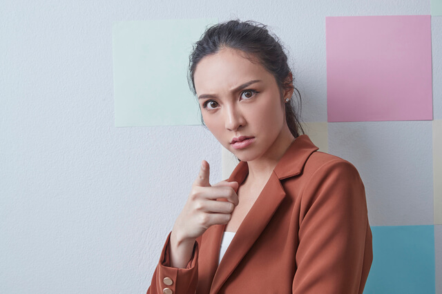 ドメイン変更の注意点を伝える女性