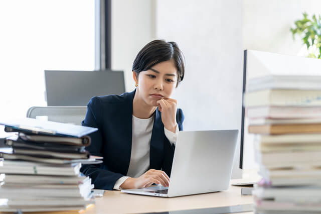 KPIの考え方について悩む女性