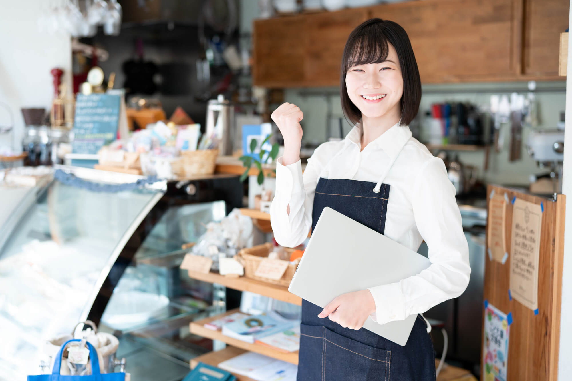 Googleビジネスプロフィールを活用する女性