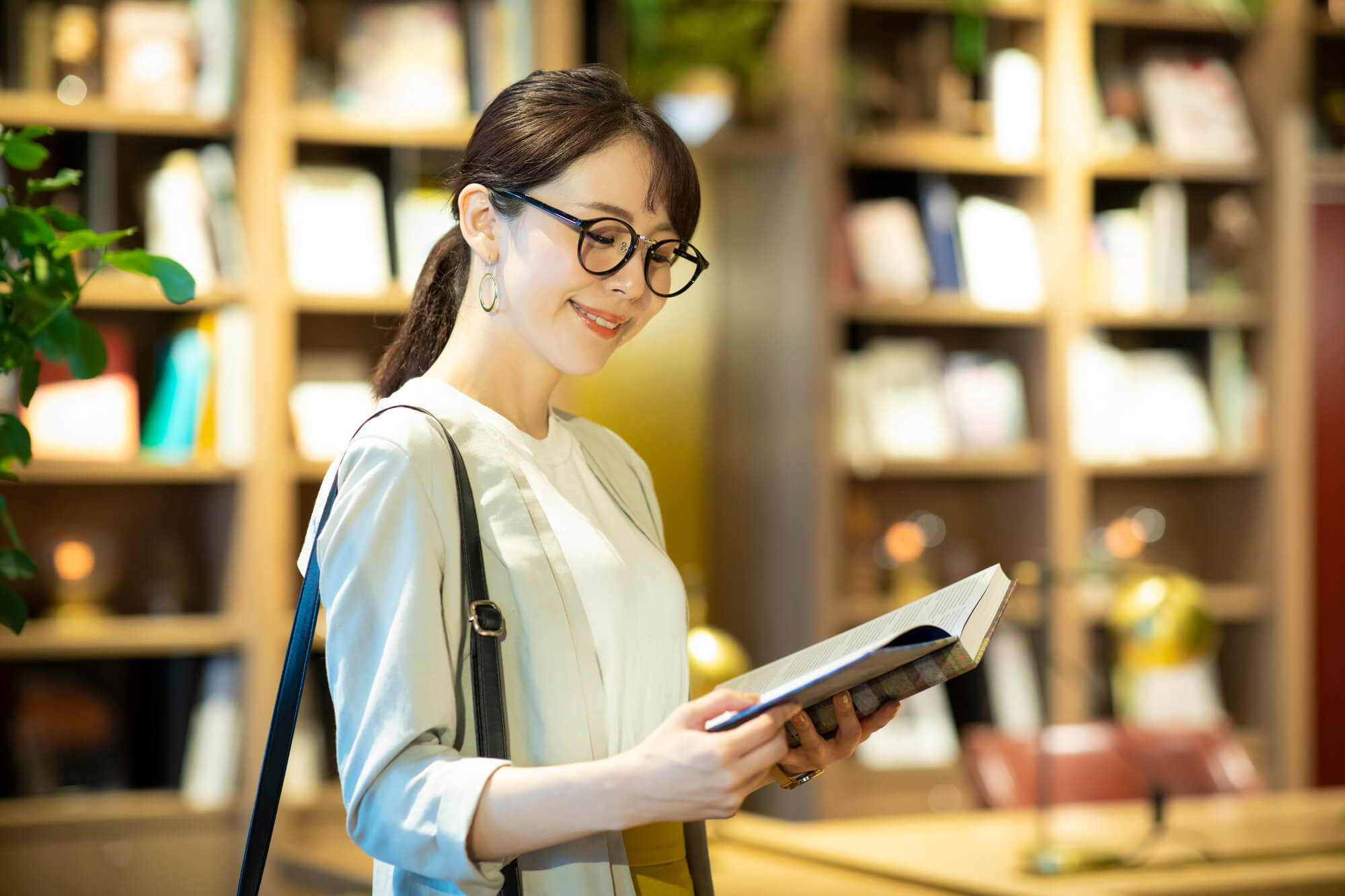 MEO対策を本で学ぶ女性