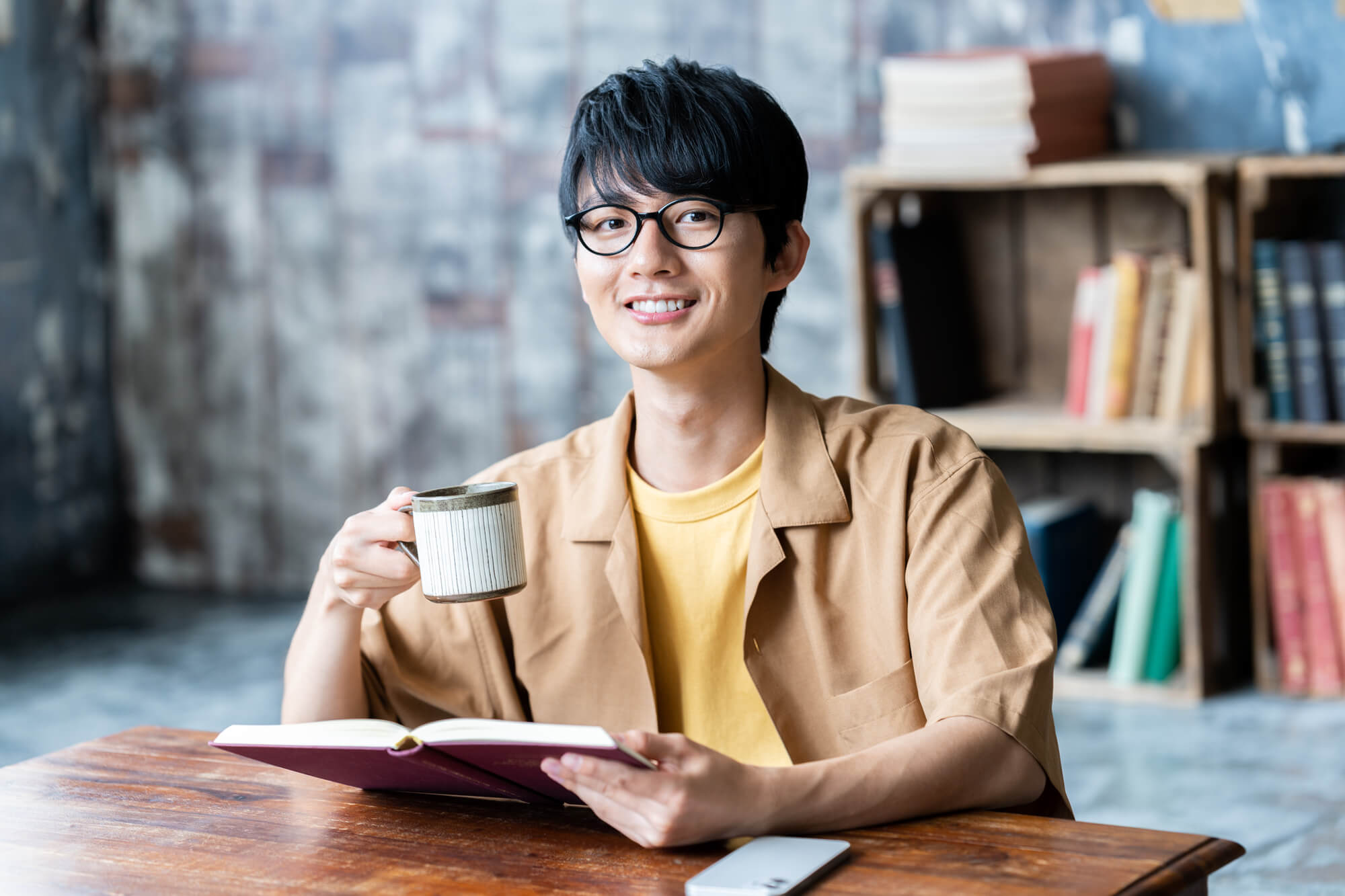 本からMEOを学ぶ男性