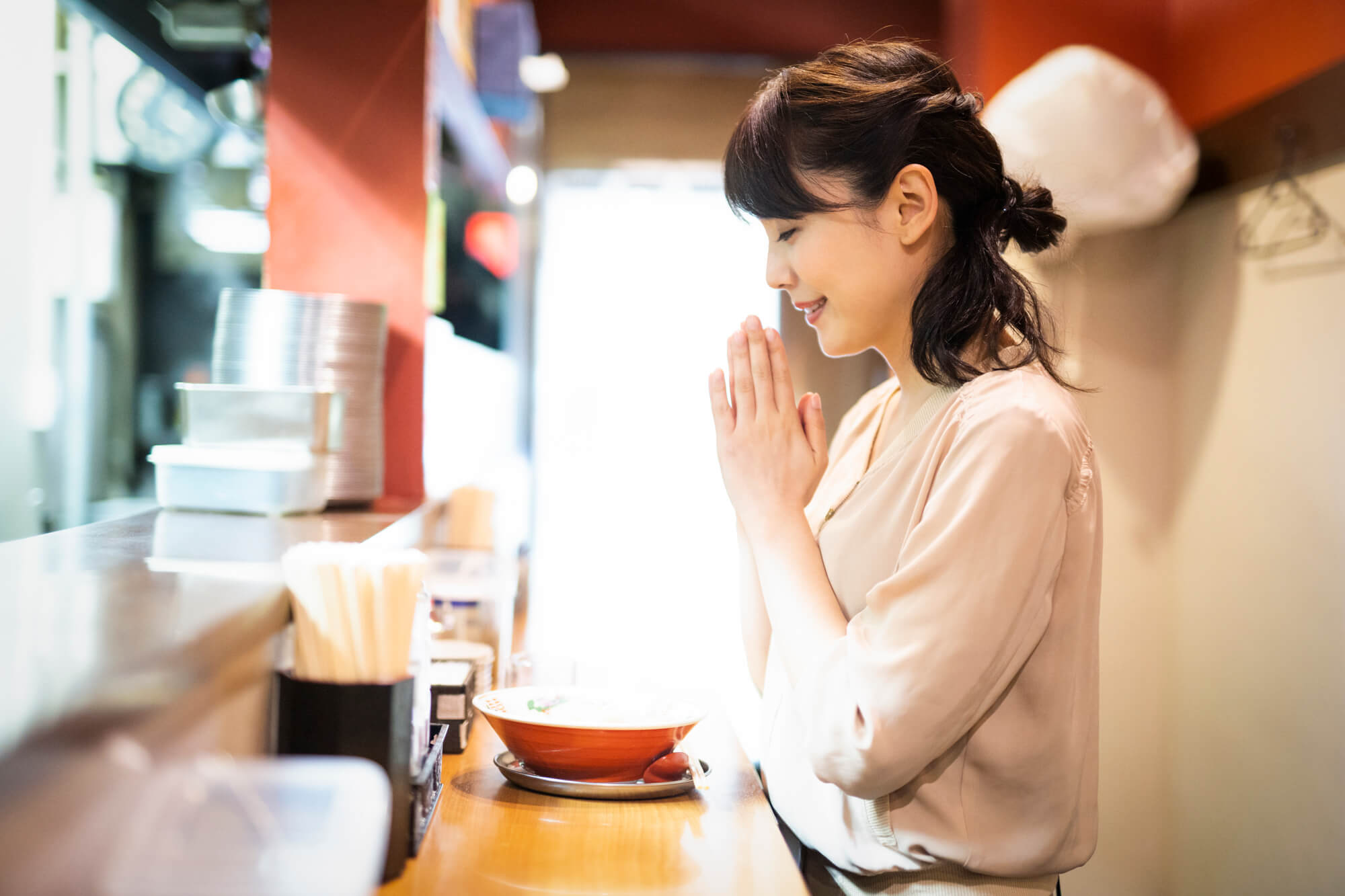 ローカル検索広告でラーメン店を知った女性